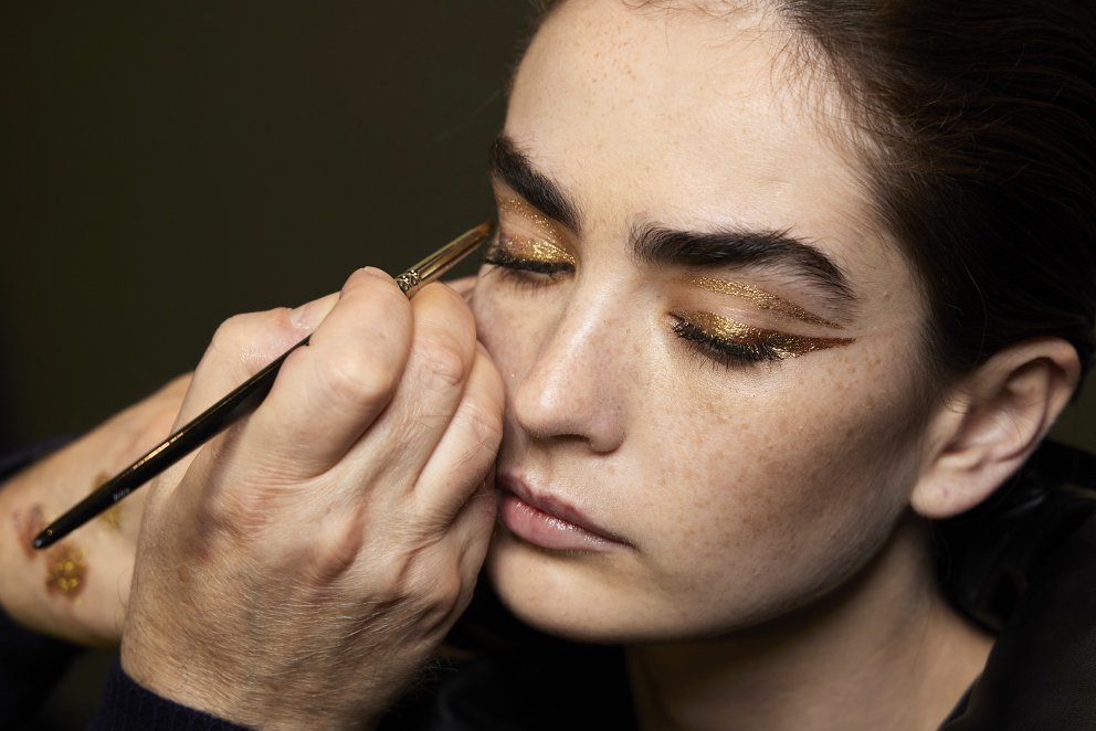 Gylltur eyeliner hjá Alexis Mabille.