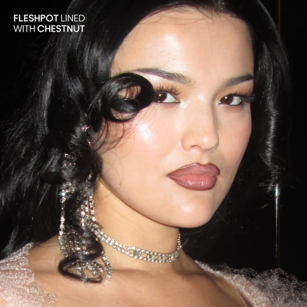 Hér má sjá varalitinn Fleshpot rammaðan inn með varablýantinum Chestnut.