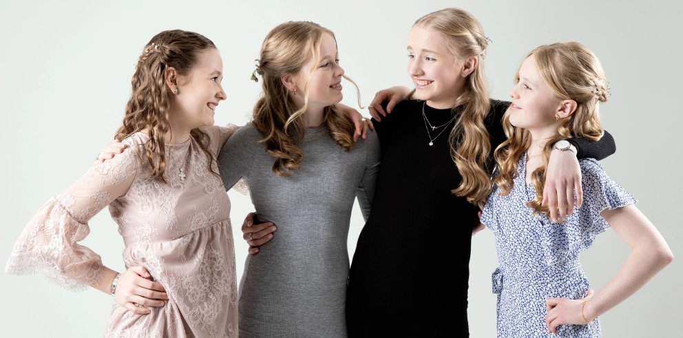 Skart á borð við klassískan kross, hálsmenið trú, von og kærleik og gæðalegt úr eru góðar fermingargjafir sem gleðja. Hér má sjá skart úr Mebu, Smáralind.