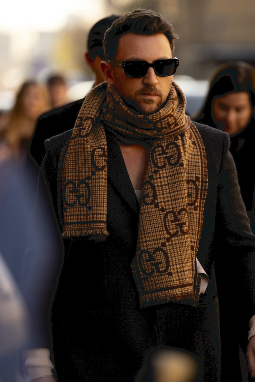 Smart við Gucci-trefil.