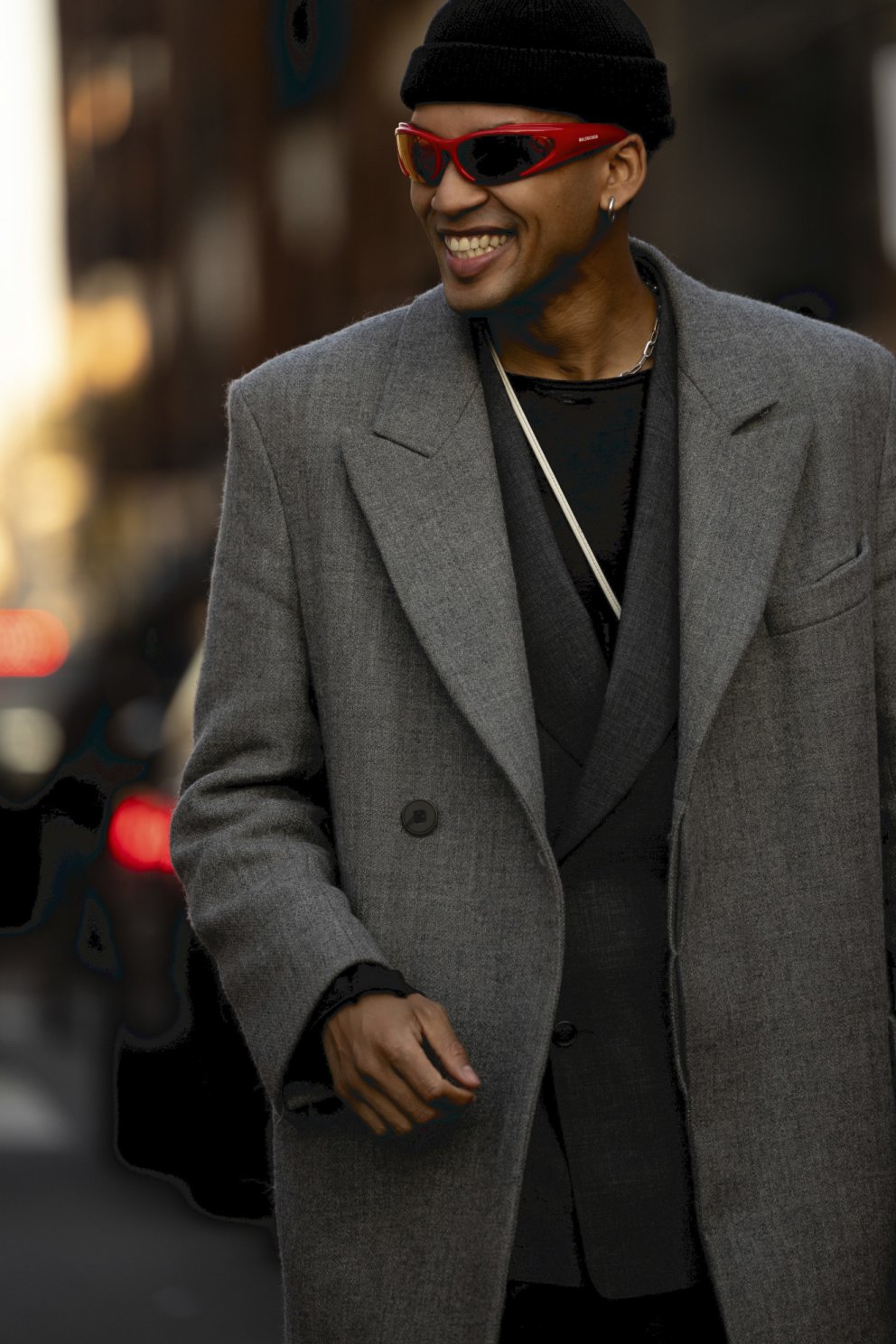 Rauð Balenciaga-gleraugu en Balenciaga fæst í Optical Studio, Smáralind.