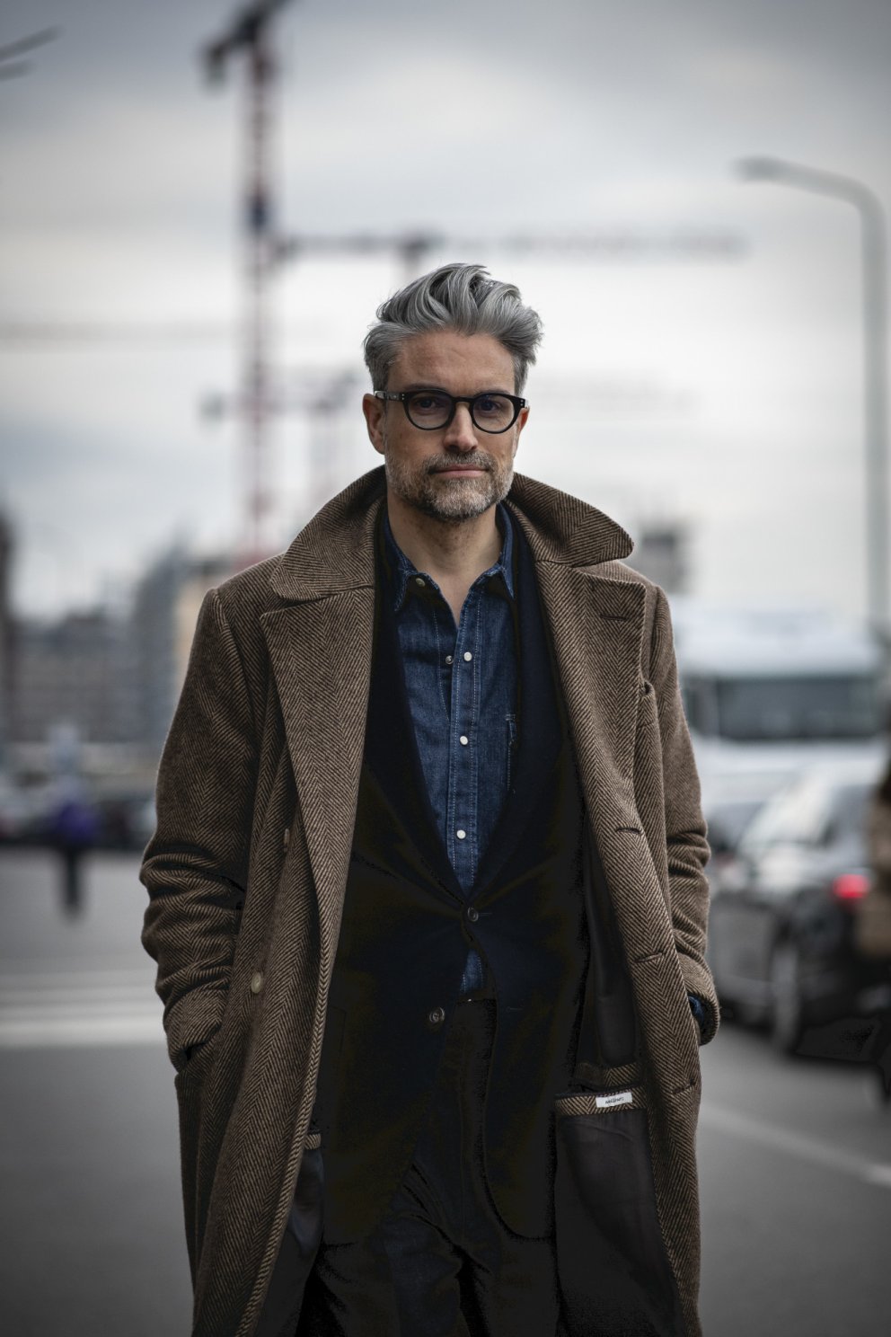 Gallefnið parast fallega við hlýja tóninn í yfirhöfninni.