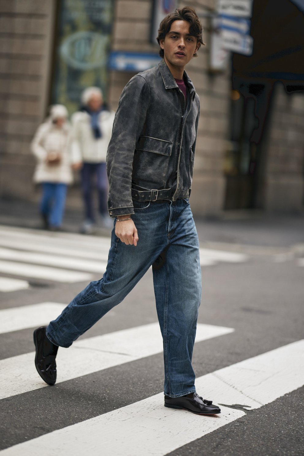 Fallega eyddur leddari á þessum  myndarlega herramanni á götum Mílanóborgar.