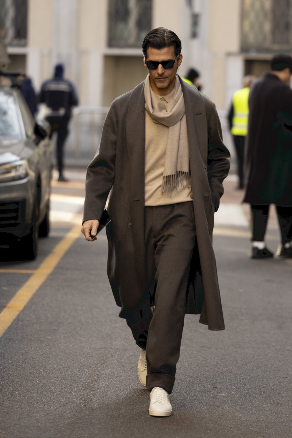 Johannes Huebl í nútral og þægilegu átfitti.