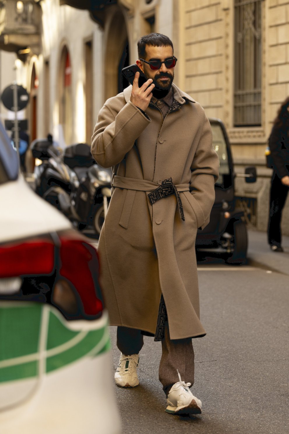 Flottur frakki við kasjúal lúkk og strigaskó.