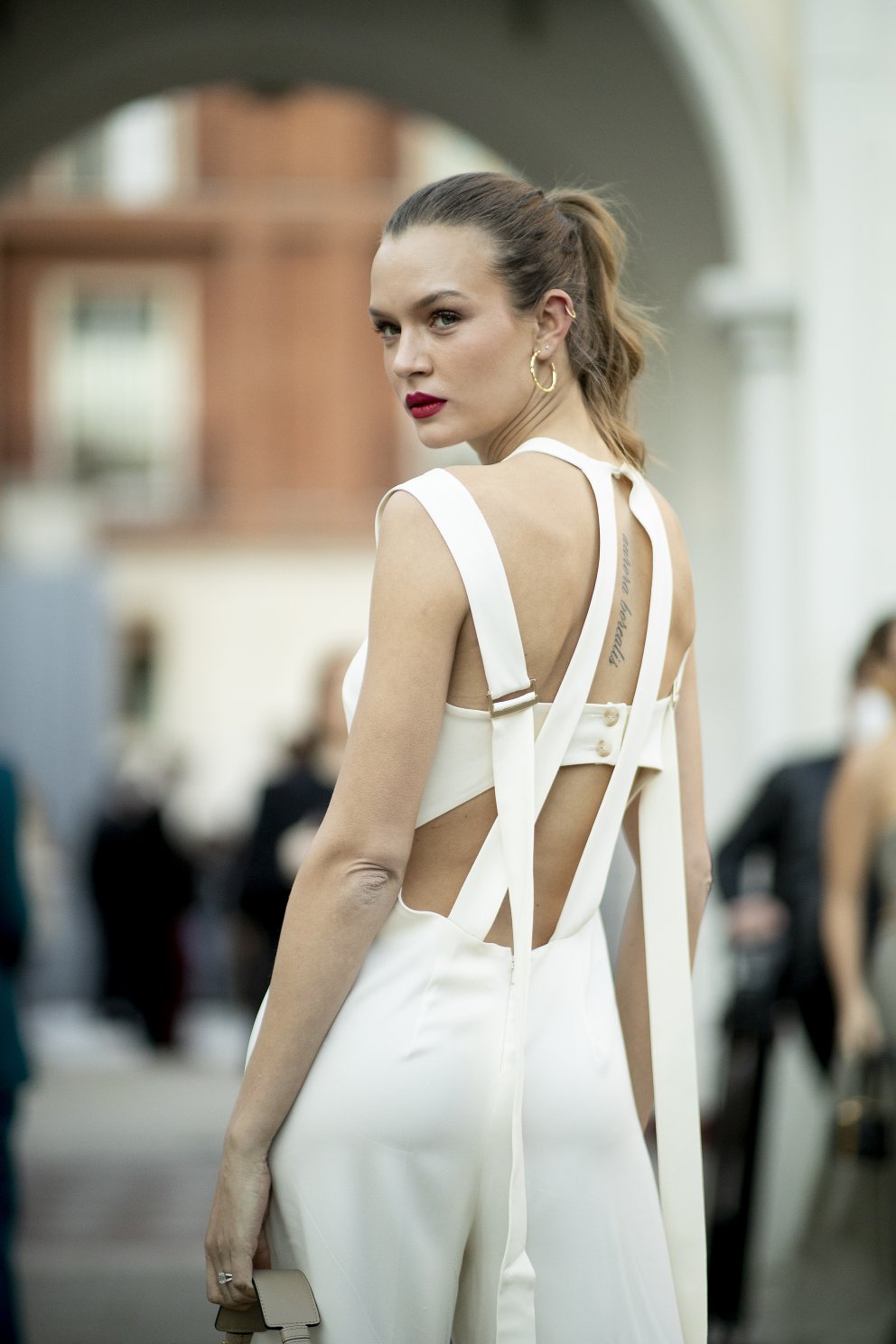 Fyrirsætan Josephine Skriver í smekkbuxum með skemmtilegu tvisti.