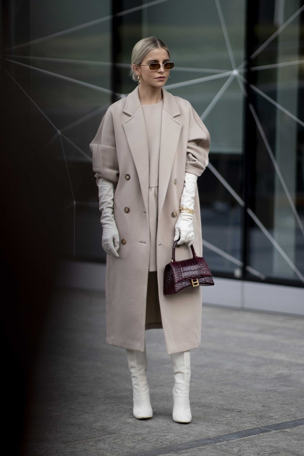 Caro Daur, smart að vanda með geggjaða Balenciaga-tösku.