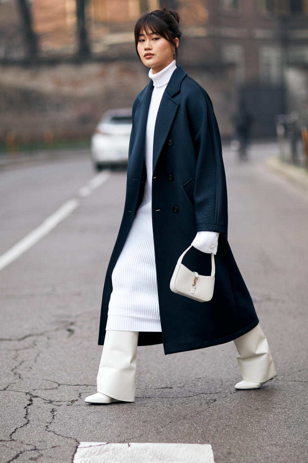 Mínimalískt dress í navy-bláu og hvítu sem er toppað með lítilli YSL-tösku.