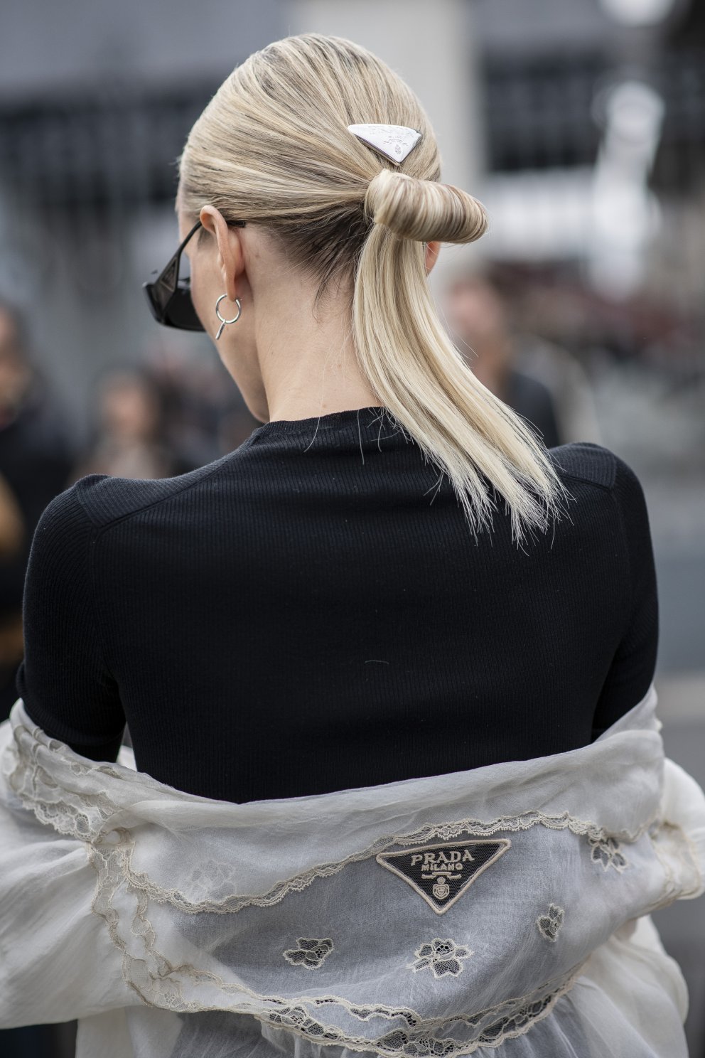 Prada-hárspenna á Leonie.