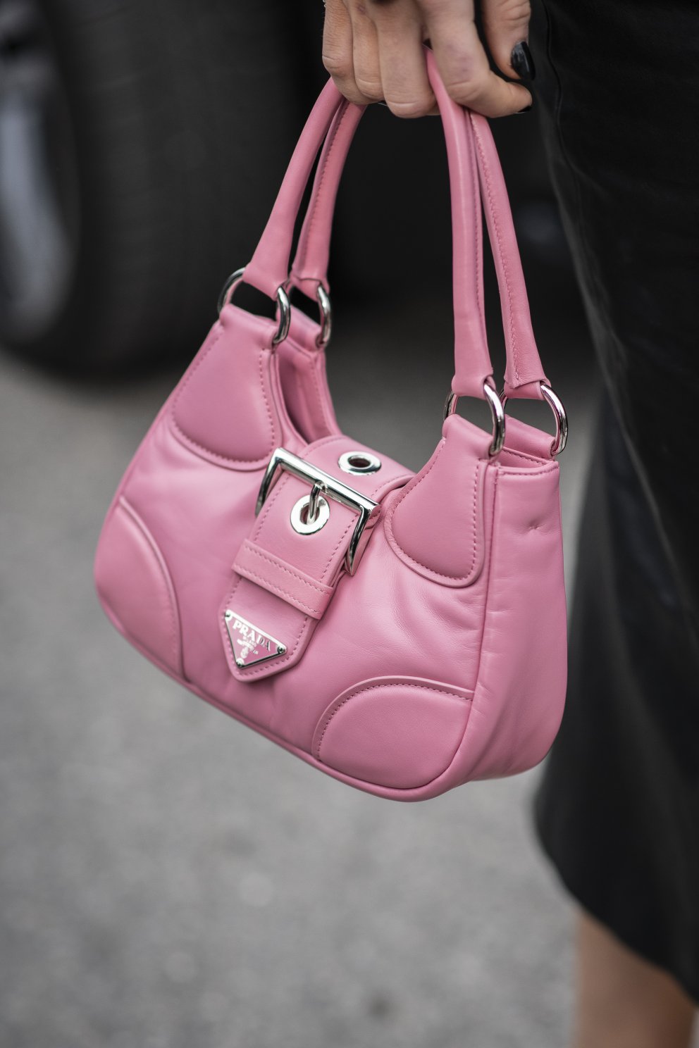 Prada buckle-taska í baby-bleiku.