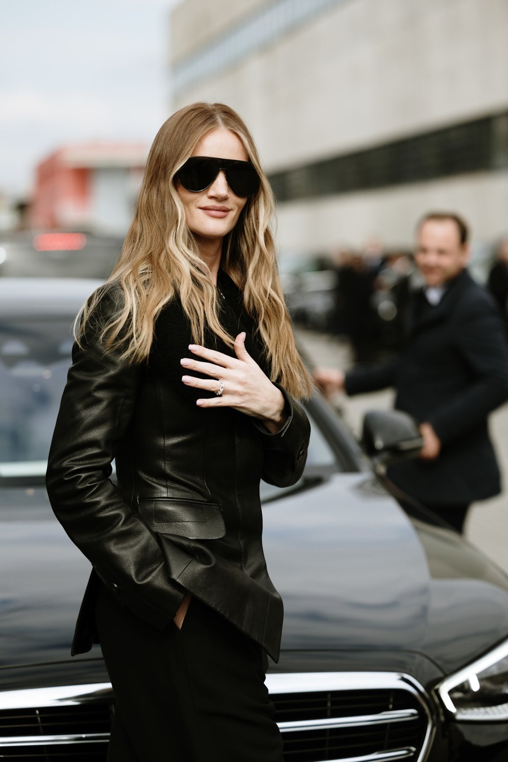 Rosie Huntington-Whiteley í klassískum leðurblazer á götum Mílanó á tískuviku.