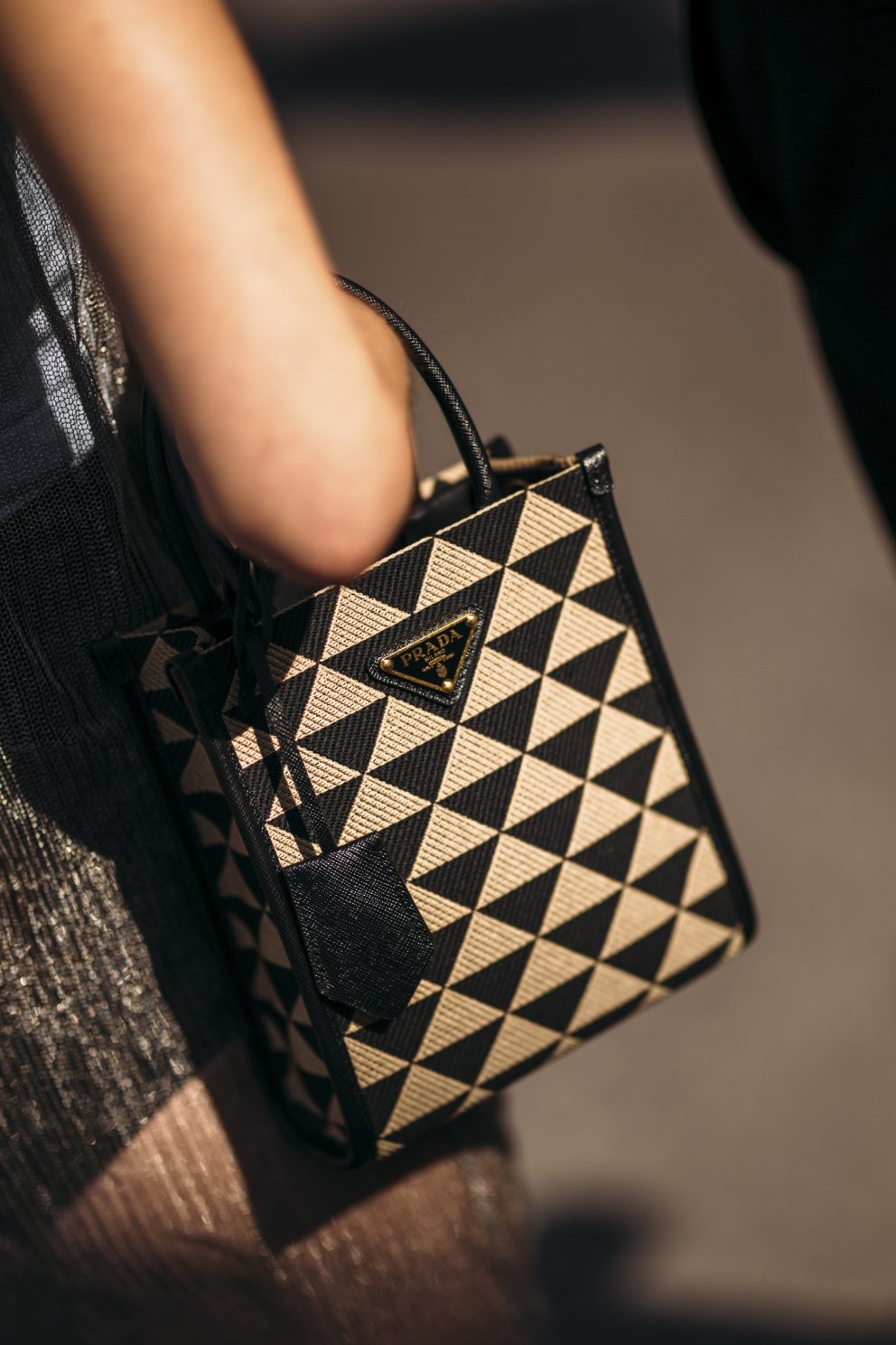 Prada-taska með mótívinu sem einkennir vörumerkið. 