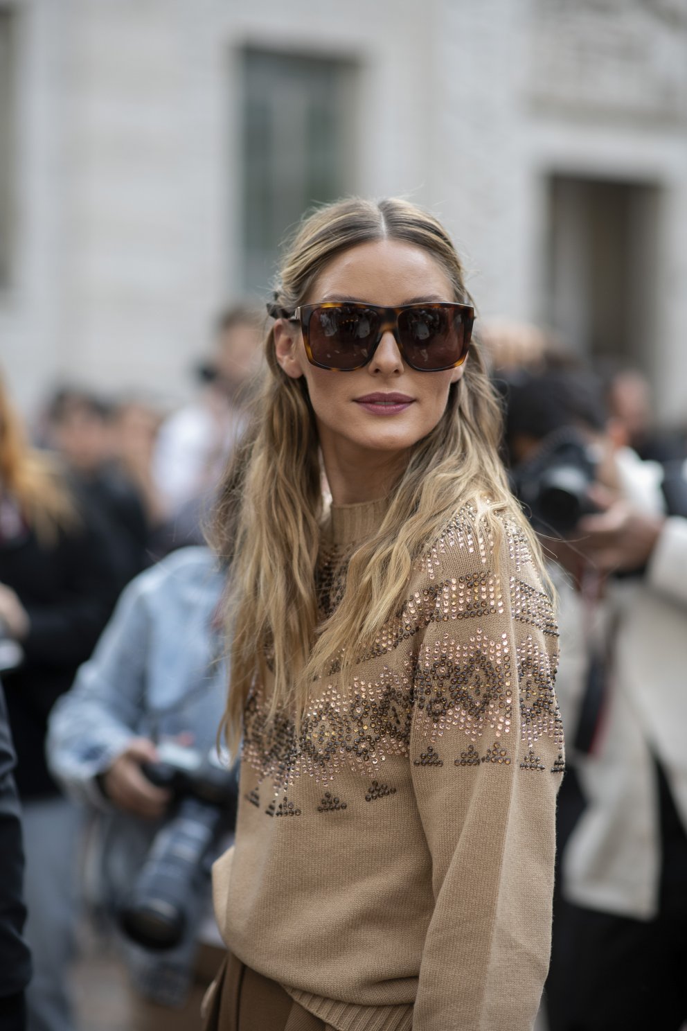 Olivia í fallegri peysu og með geggjuð sólgleraugu.