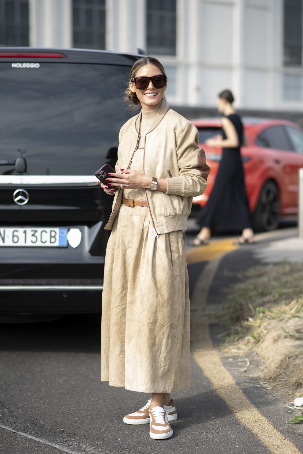 Olivia Palermo vorleg og sæt í stuttum jakka við pils og strigaskó.