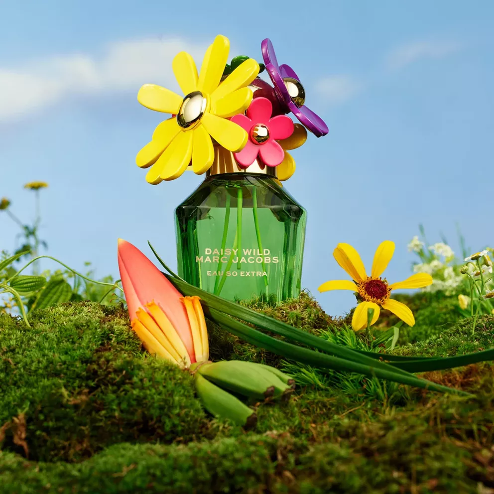 Daisy Wild Eau So Extra Eau de Parfum er leikandi og óvæntur blóma-, ávaxta- og sætuilmur sem blandar saman mjúkum banana- og perukeim með dásamlegum súkkulaðiblóma-innblæstri. Ilmurinn opnast á safaríkum og björtum ávöxtum, þróast yfir í rjómakennt hjarta af jasmín, appelsínublómi og súkkulaði, og endar í hlýjum grunni af vanillu, sandalvið og vetiver. Niðurstaðan er unglegur, skapandi og svolítið nostalgískur "gúrmei"-ilmur. Hagkaup, 20.999 kr.