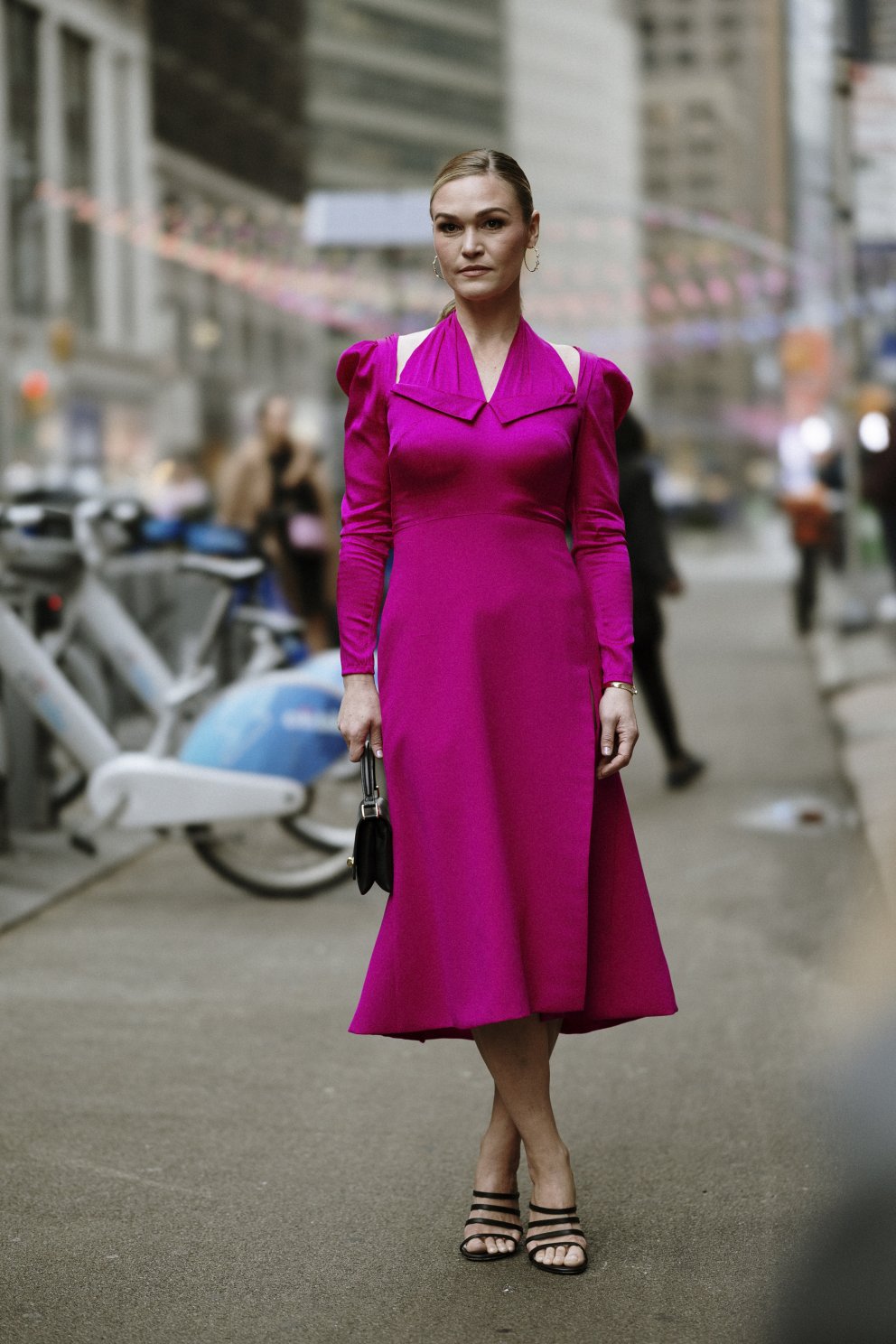 Leikkonan Julia Stiles í skærbleiku dressi sem fer ekki framhjá neinum.