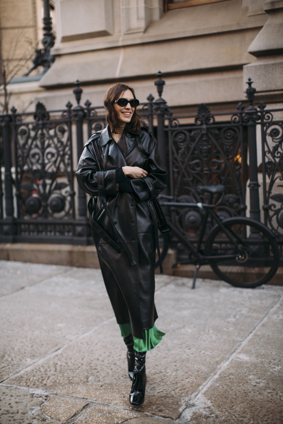 Alexa Chung í leðurkápu við grænt dress.
