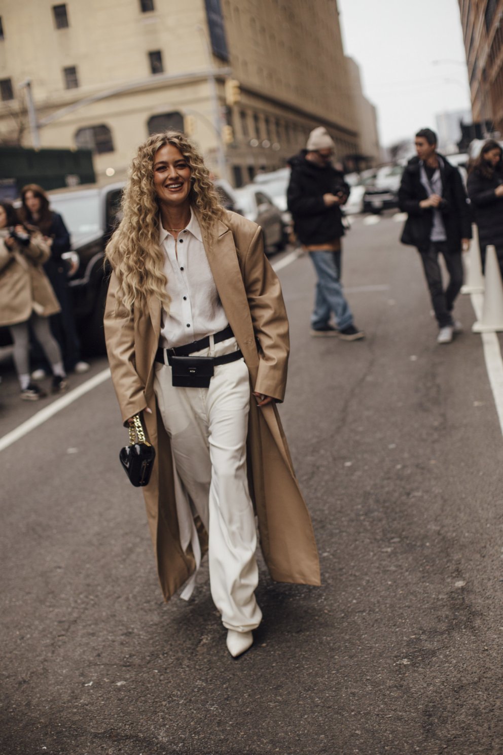 Leonie Hanne settleg í ljósum tónum á götum New York.