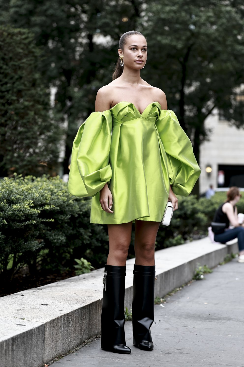 Neongrænn kjóll við stígvél árstíðarinnar úr smiðju Givenchy.