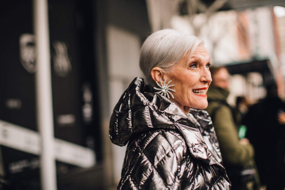 Ofurfyrirsætan og móðir Elons Musk, Maye Musk, glæsileg á götum New York-borgar.