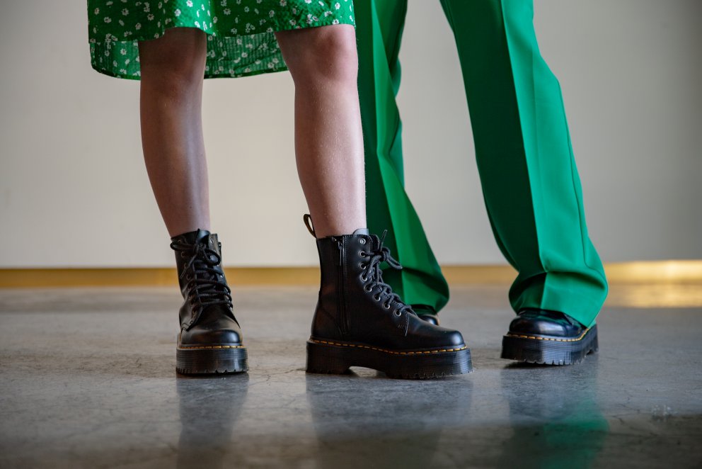 Dr. Martens eru smart við kjóla sem og buxur.