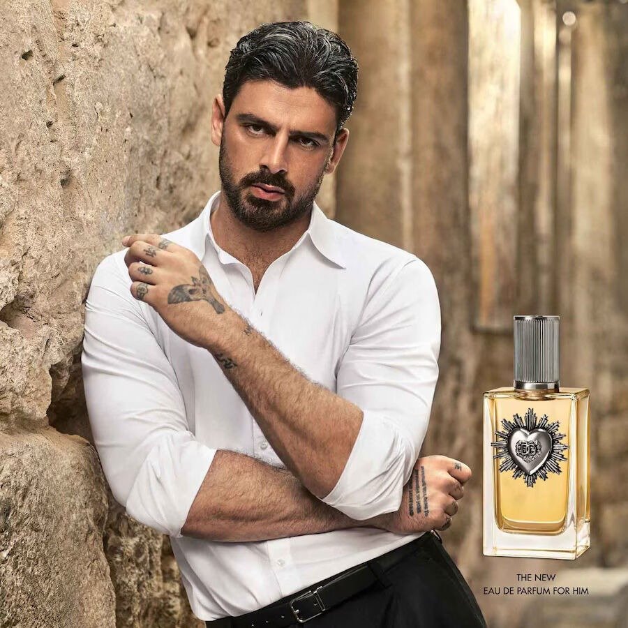 Devotion Pour Homme frá Dolce & Gabbana er nýr, viðarkenndur og kryddaður ilmur fyrir karlmenn. Ilmurinn var kynntur árið 2025, og að baki honum stendur hinn frægi ilmhönnuður Olivier Cresp.

Toppnótan er sítróna, hjartanótan kaffi, og grunnnótan patsjúlí – sambland sem skapar hlýjan, fágaðan og ómótstæðilegan karakter. Þessi er kynþokkafullur með meiru! Fæst í Hagkaup.
