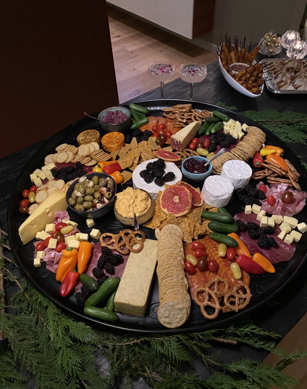 Dýrindis ostabakki í veislu þar sem hægt er að velja úr hinum ýmsu kræsingum.