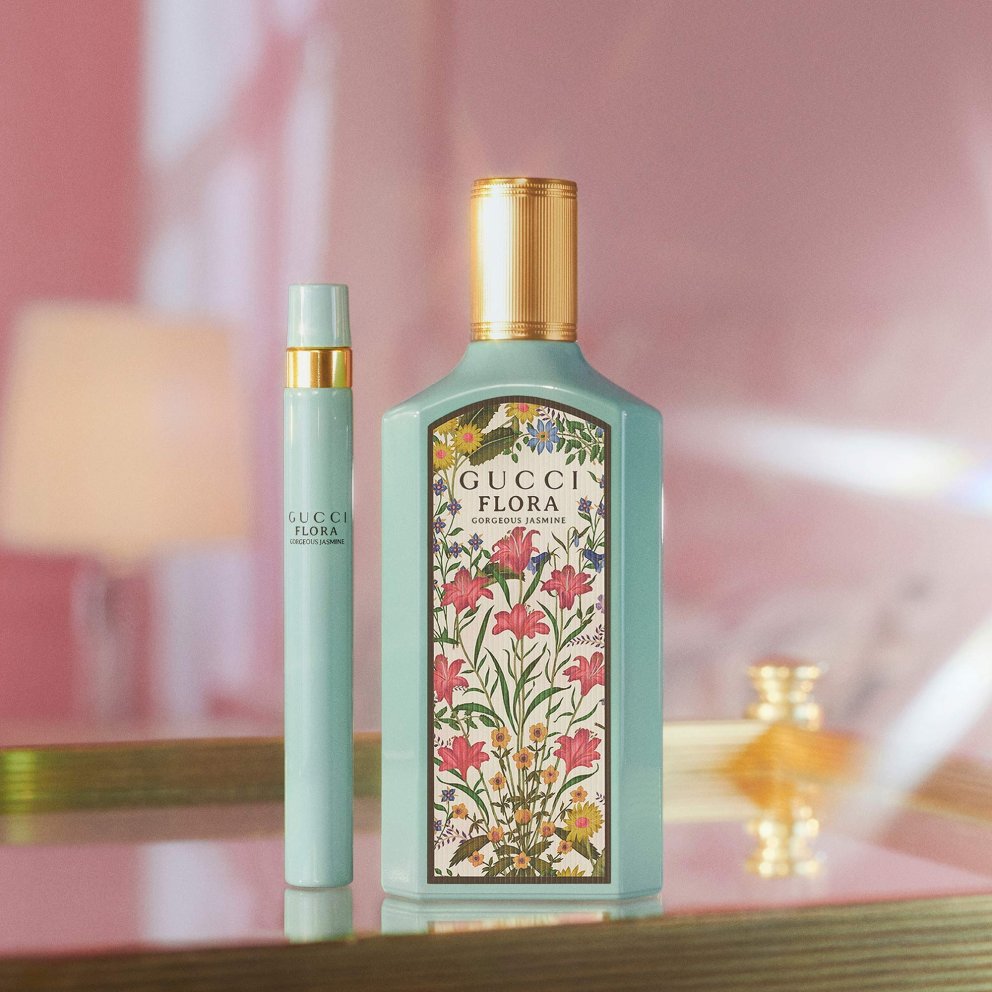 Gucci Flora Gorgeous Jasmine Eau de Parfum er nýr ilmur frá Alessandro Michele sem er yfirhönnuður og listrænn stjórnandi Gucci og Alberto Morillas ilmhönnuði Gucci. Þeir sóttu innblástur í töfra og styrk eðalsteina, þar á meðal túrkissteina sem eiga að veita vernd, von og ást. 
 Toppurinn ilmar af ítalskri mandarínu, bergamot og svörtum pipar, hjarta ilmsins samanstendur af Jasmine Grandiflorum Absolut, magnólíu, jasmine sambac og damaskusrós og grunnurinn er sandalviður frá Ástaraíu, Benzoin og Patchouli frá Indonesíu.
