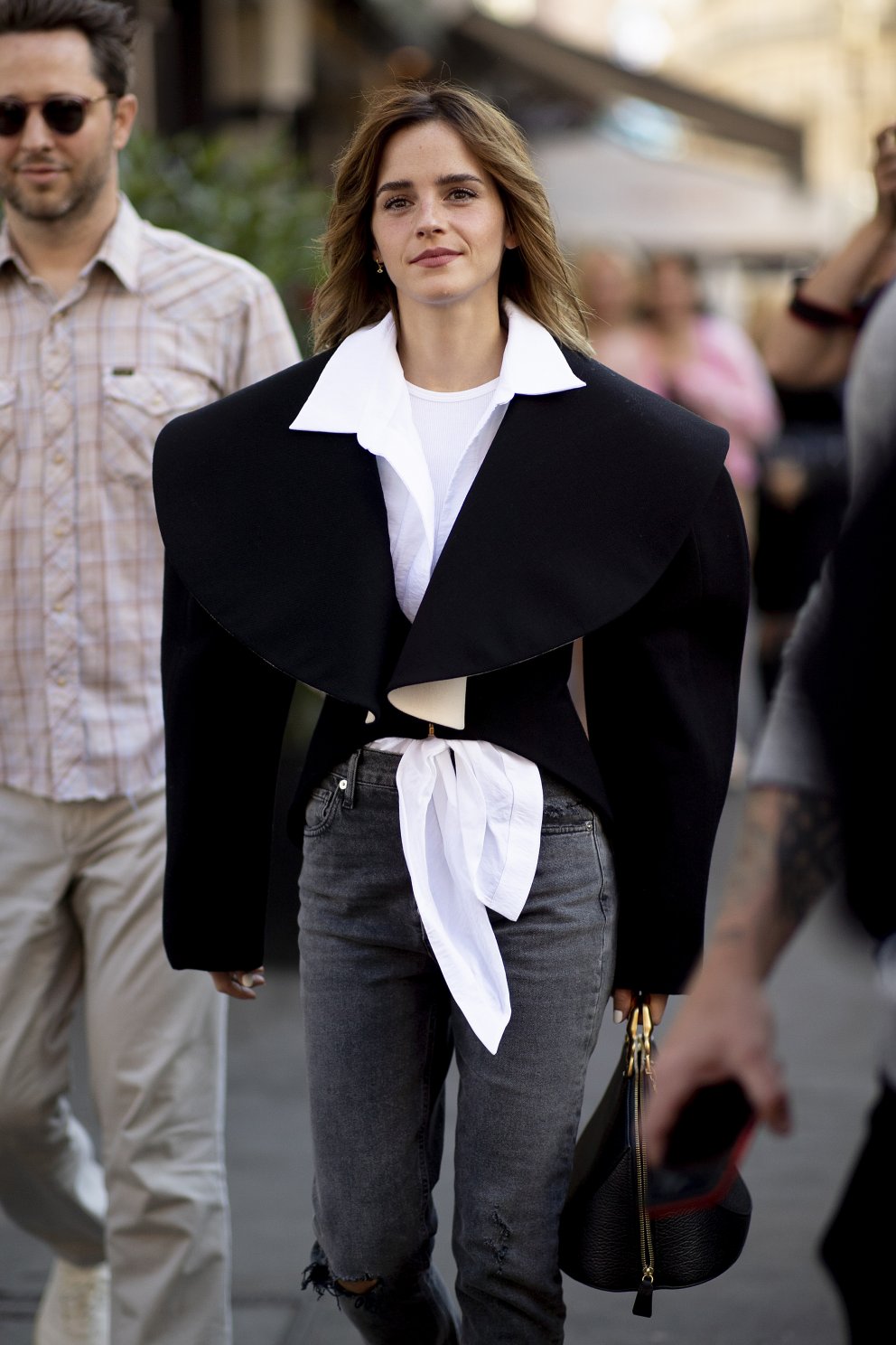 Emma Watson vakti eftirtekt í þessum risastóra jakka við gallabuxur og Dr. Martens.