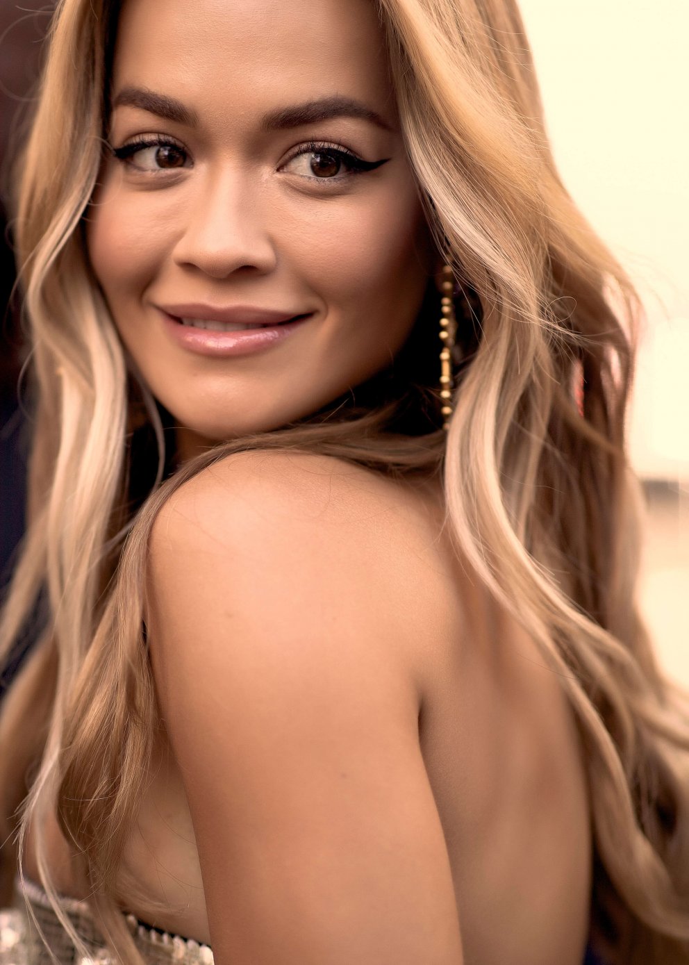 Söngkonan Rita Ora með áberandi eyeliner og látlausa liði í hárinu.
