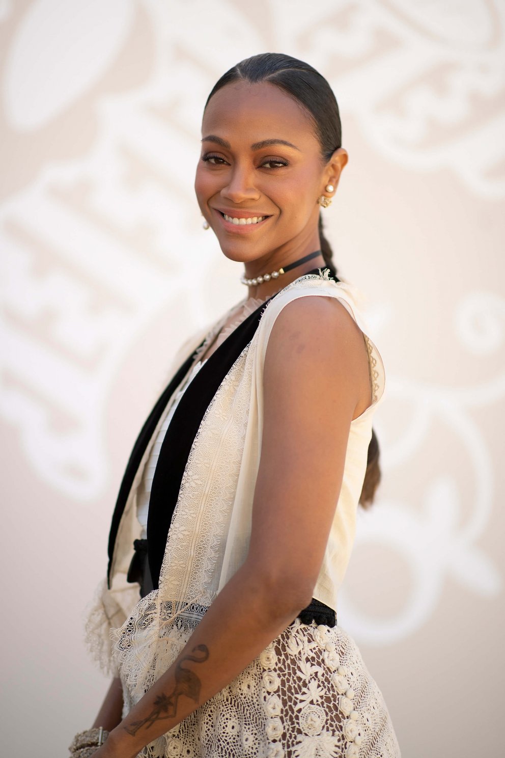 Zoe Saldana með soft smokey og ferskjulitaðar varir.