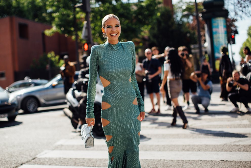 Leonie Hanne í geggjuðu grænu glimmerdressi á götum Parísarborgar.