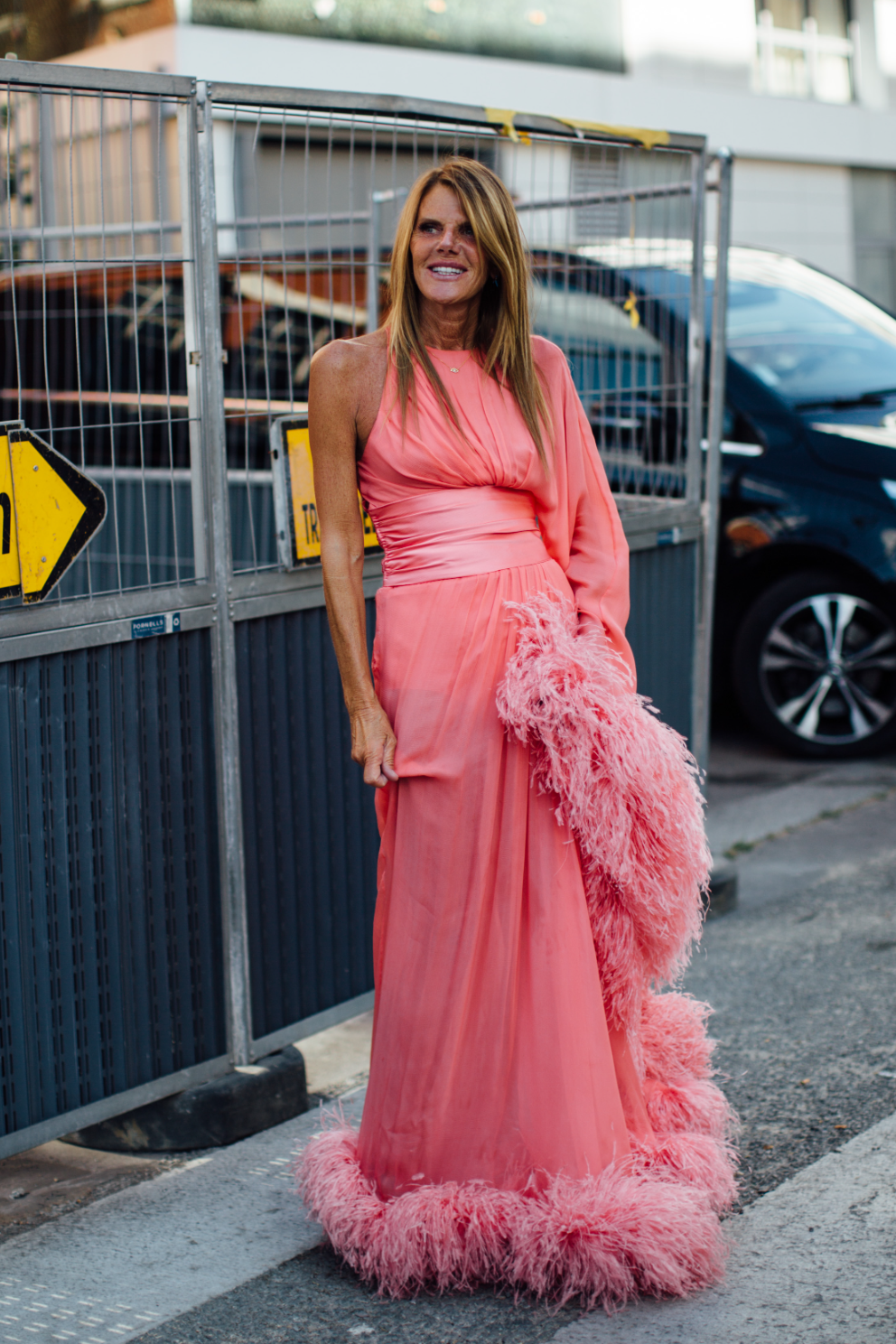 Anna Dello Russo sæt í bleikum fjaðrakjól.