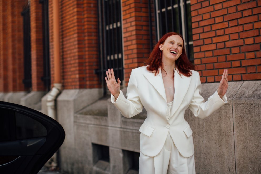 Ofurfyrirsætan Karen Elson, hrókur alls fagnaðar í fallegri hvítri dragt.