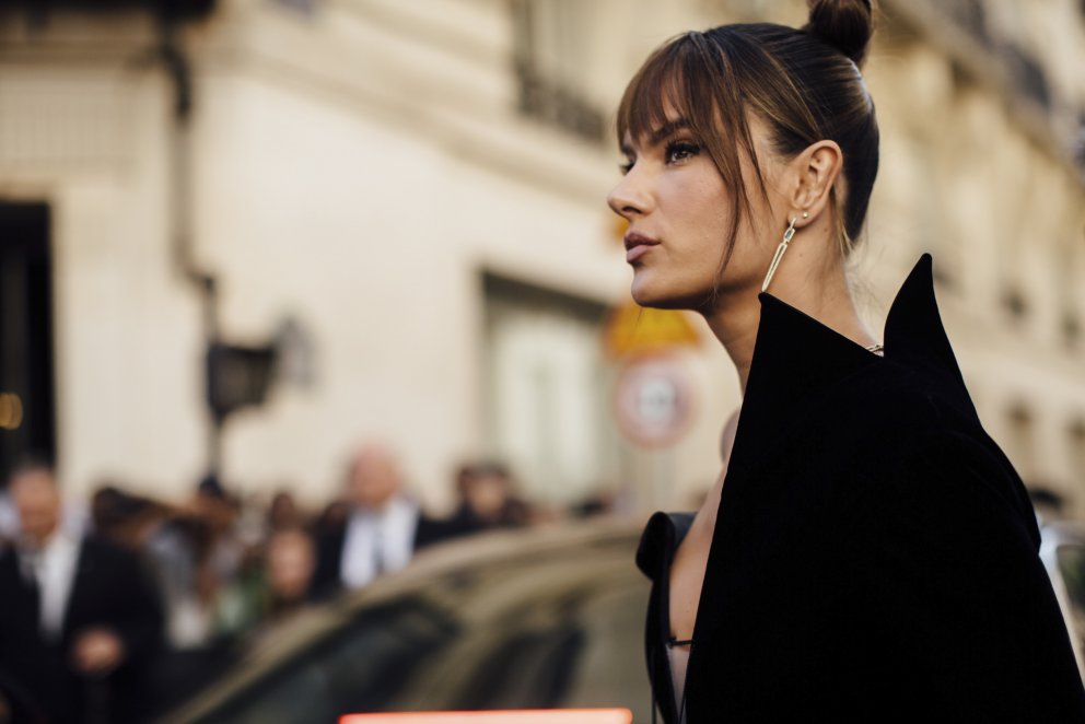 Hér má sjá einstaklega elegant útgáfu af trendí hárgreiðslu á ofurfyrirsætunni Alessandra Ambrosio.