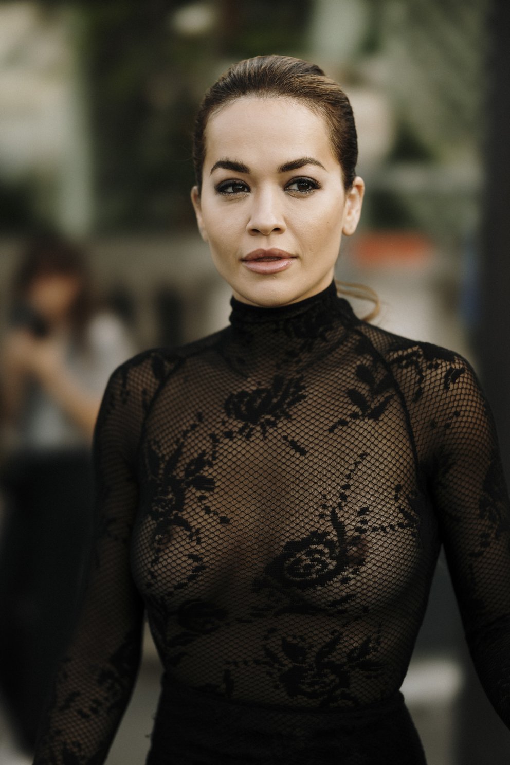 Rita Ora í kjól sem undirstrikar umrætt trend vel. 