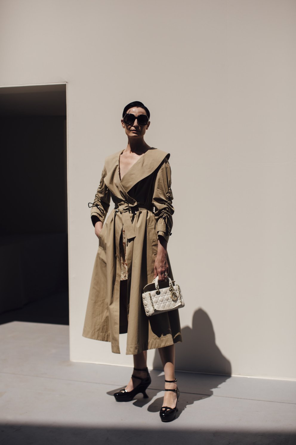 Ein uppáhalds aldamótafyrirsætan okkar, Erin O´Connor í klassísku rykfrakka-átfitti frá Dior.