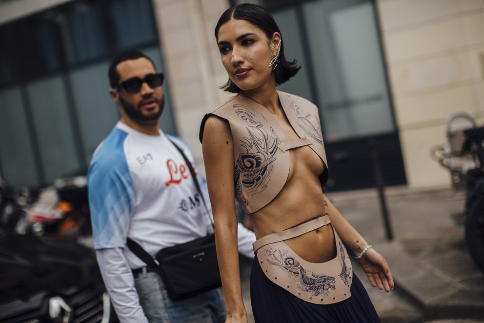 Gullfallegt og áhugavert dress á götum Parísarborgar á hátískuviku sem fram fór á dögunum.