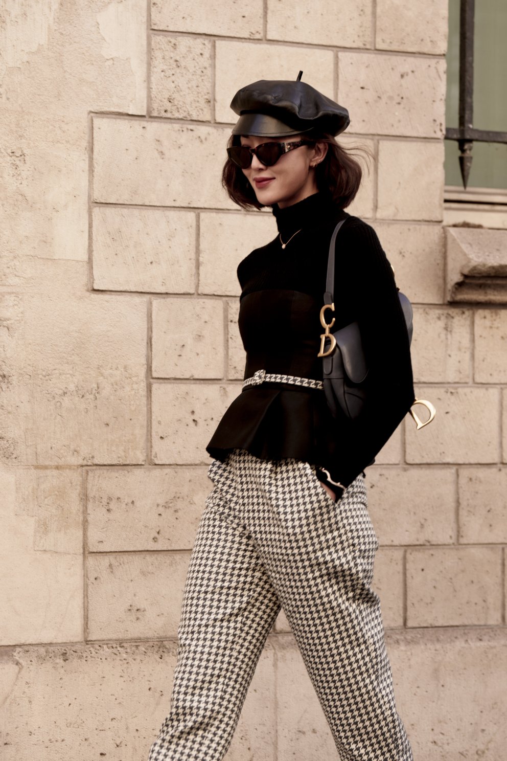 Hversu franskt? Alpahúfa og Dior-taska=Trés Chic!