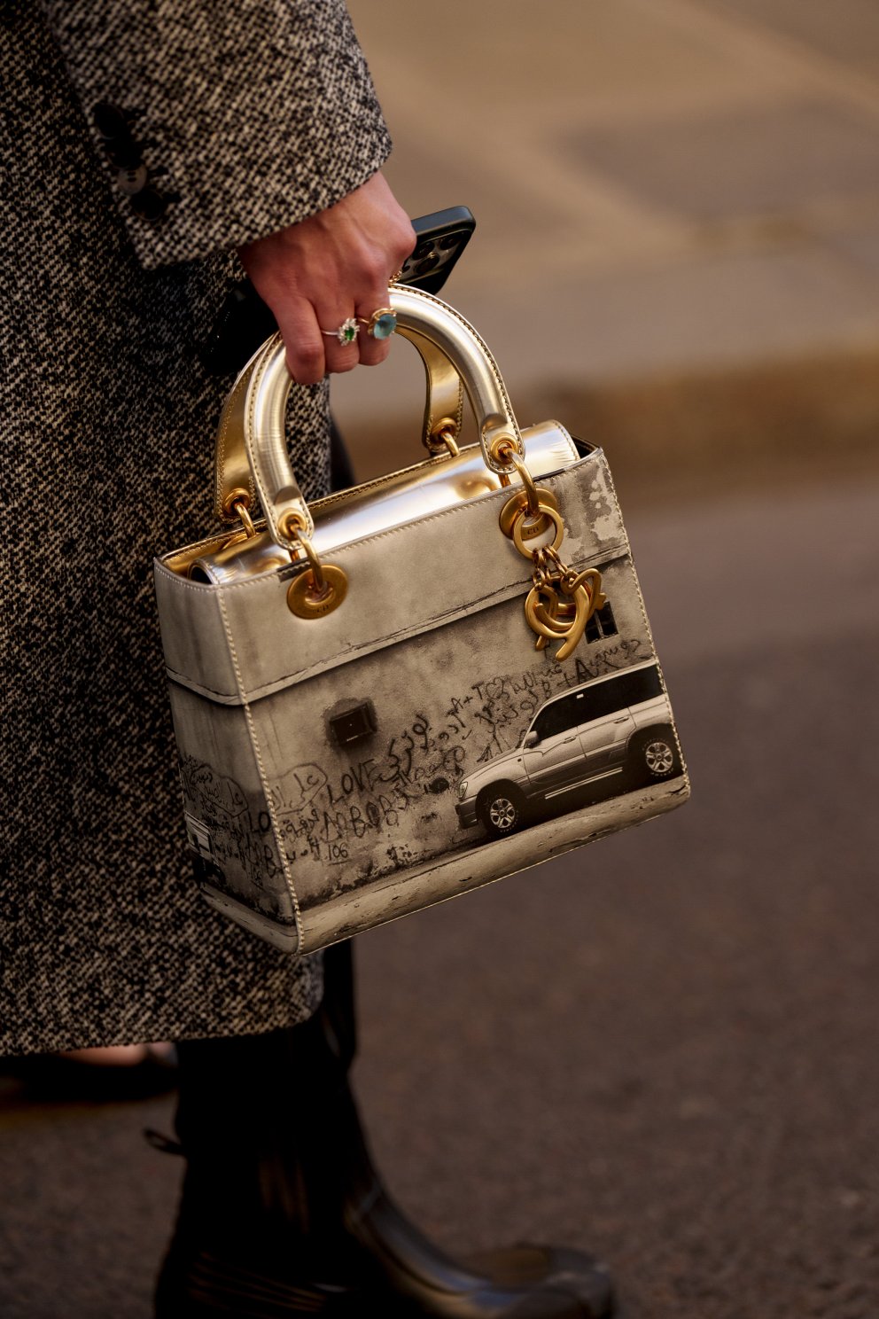 Listaverki líkast þessi handtaska frá Christian Dior.