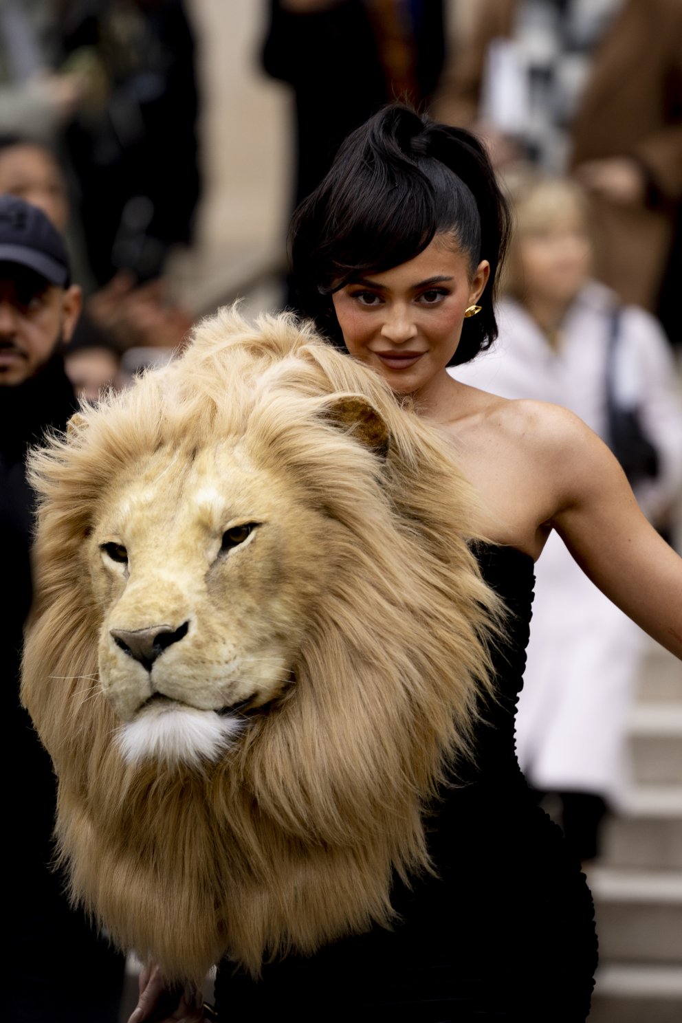 Kylie fyrir utan Schiaparelli-sýninguna, grunlaus um fjaðrafokið sem hún olli.