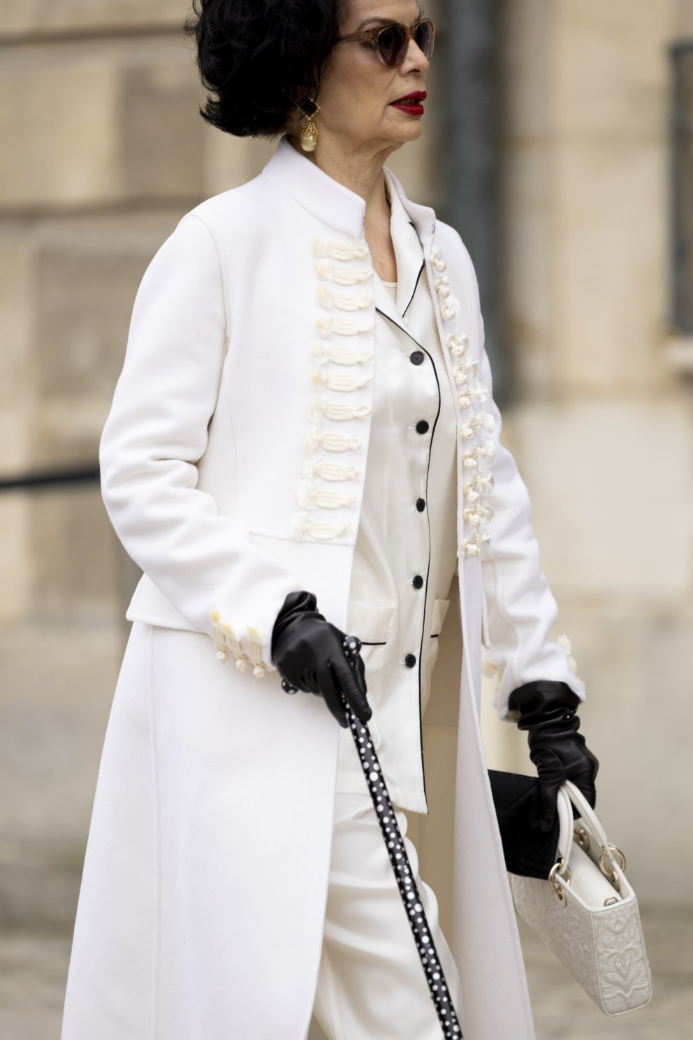 Bianca Jagger elegansinn uppmálaður á leið á tískusýningu í París.