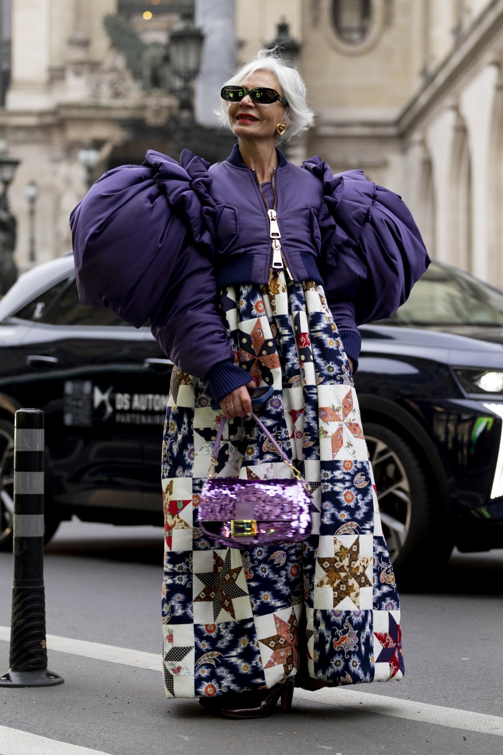 Grece Ghanem með pallíettutösku frá Fendi í baguette-stíl sem Carrie Bradshaw gerði ódauðlega.