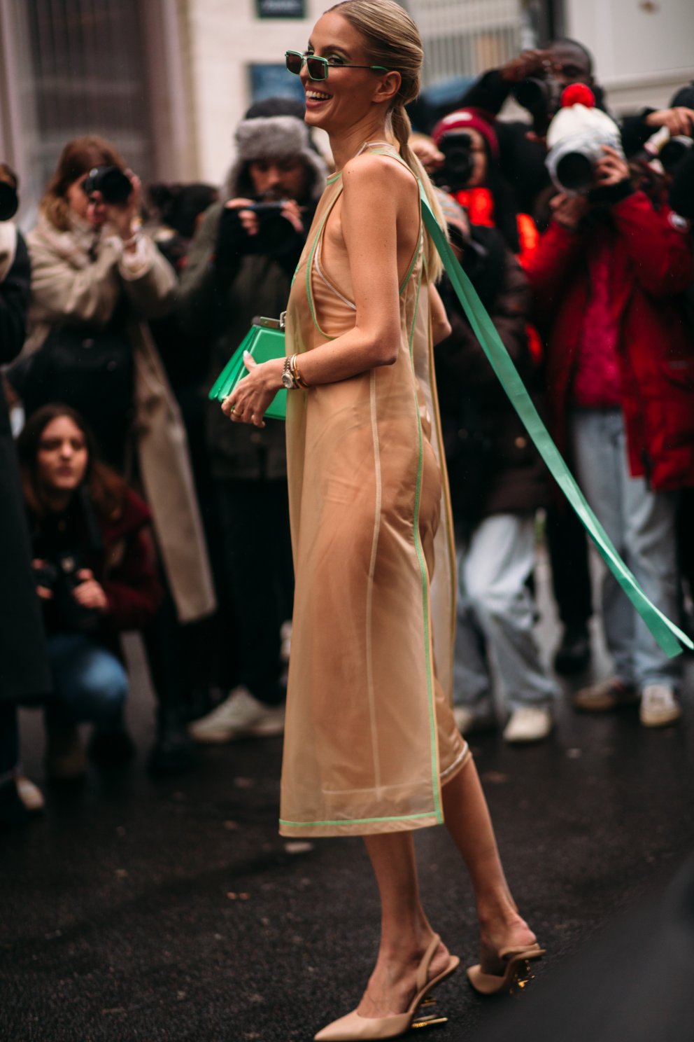Nude og grænt í bland á Leonie Hanne sem klæðist hér Fendi-dressi frá toppi til táar.