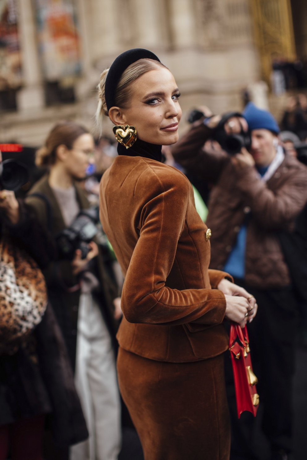 Leonie Hanne með risastóra hjartalega eyrnalokka úr smiðju Schiaparelli.