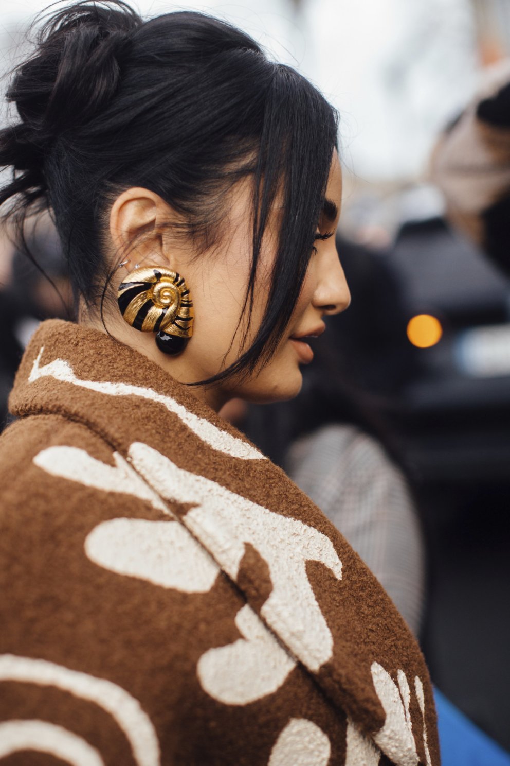 Schiaparelli-eyrnakonfekt af bestu gerð.