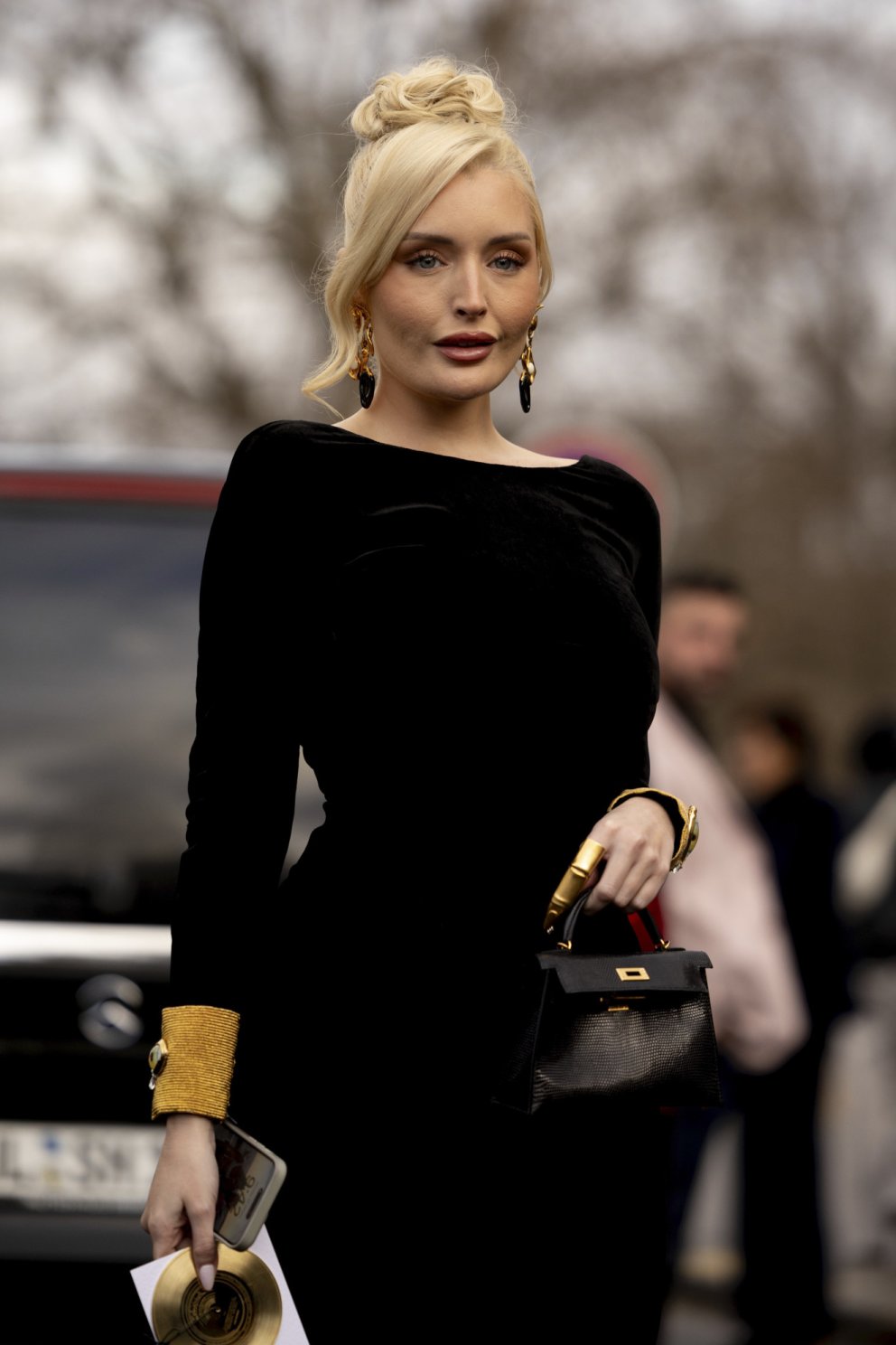 Uppsett hár í snúð þar sem toppurinn rammar andlitið fallega inn.