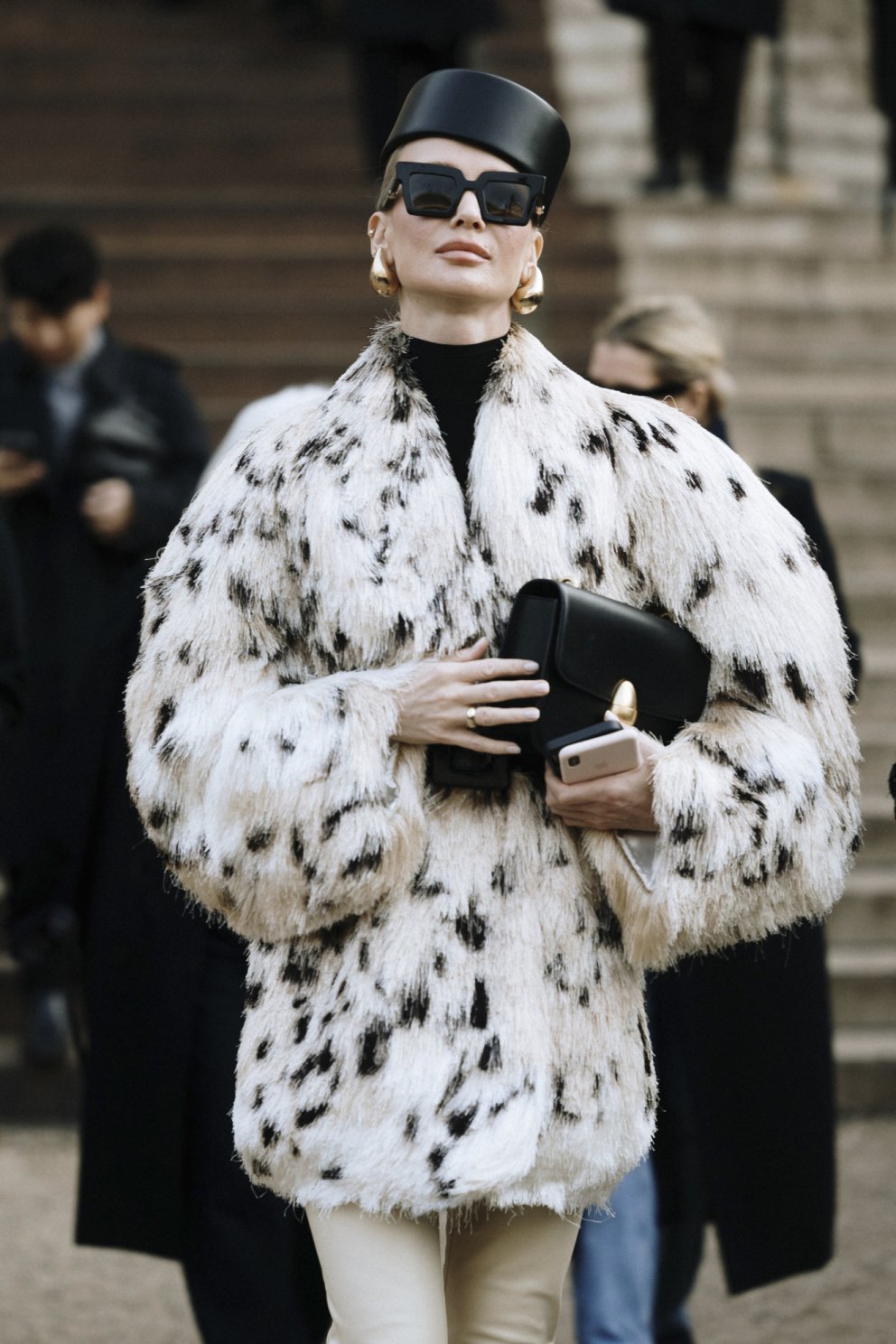 Xenia Adonts í pels í anda 101 dalmatíuhundur. Takið eftir lokkunum frá Bottega Veneta sem alllir og amma þeirra elska um þessar mundir.