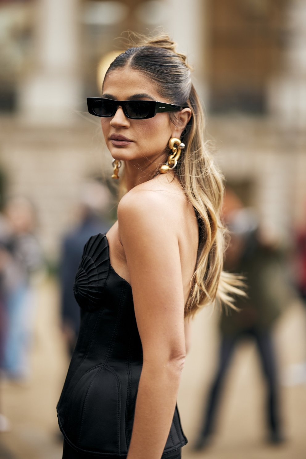 Saint Laurent-sólgleraugu og ýktir eyrnalokkar sjá um að tala hér.