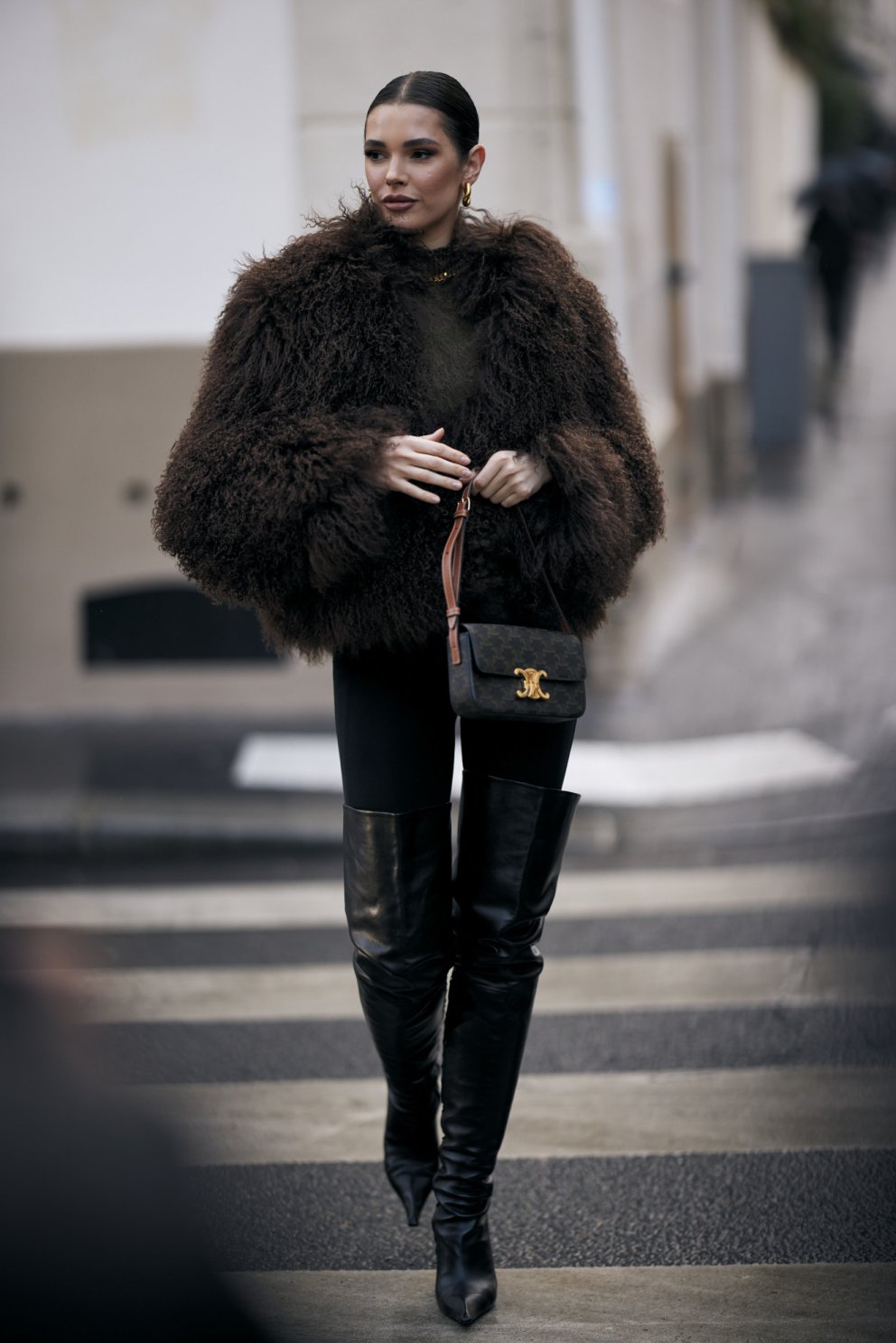 Ýkt upphá leðurstígvél og Celine-taska fullkomna þetta dress.